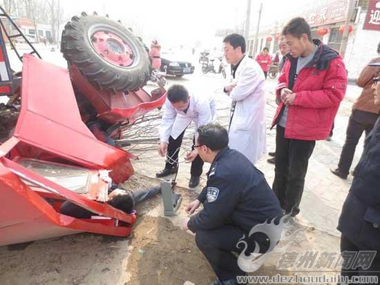 農(nóng)用拖拉機(jī)側(cè)翻 駕駛員被困車頭下