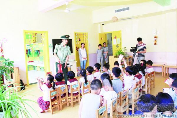 賈辰龍給幼兒園的孩子講解消防知識。